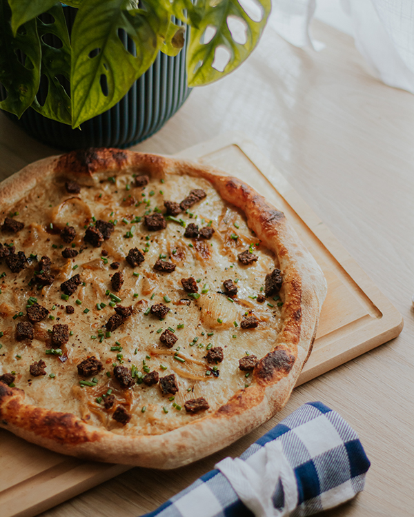 Pizza du mois de septembre chez Pizza Records à Sarlat : la pizza Mast'oignon
