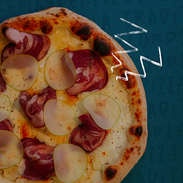 Pizza du mois de décembre chez Pizza Records à Sarlat : LA ROLLING POMME, pizza camembert pomme coppa